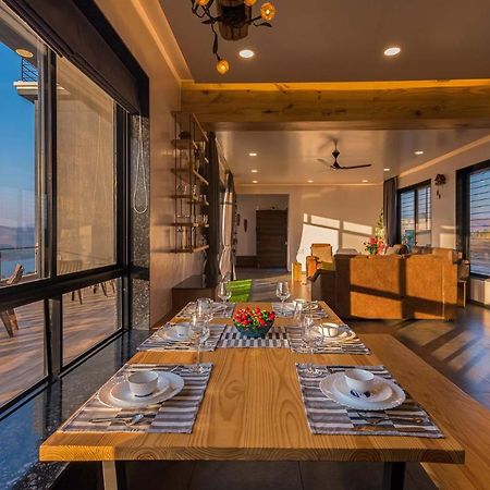 Eyes On The Lake By Stayvista - A Hillside Villa With A Captivating View Of The River Pune Dış mekan fotoğraf