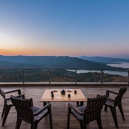 Eyes On The Lake By Stayvista - A Hillside Villa With A Captivating View Of The River Pune Dış mekan fotoğraf