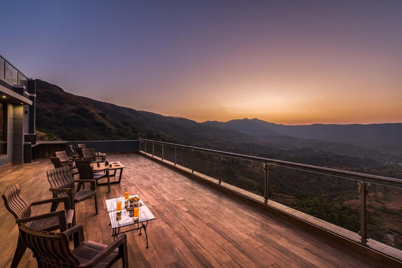 Eyes On The Lake By Stayvista - A Hillside Villa With A Captivating View Of The River Pune Dış mekan fotoğraf